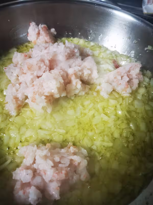 Añadiendo las gambas troceadas al sofrito