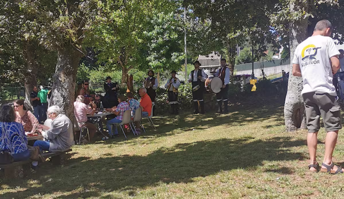 2026年カンバドスのアルバリーニョワイン祭り - ガリシア最大の美食祭、リアス・バイシャス地域のカンバドス市内中心広場でガリシア白ワインで乾杯する数千人の人々