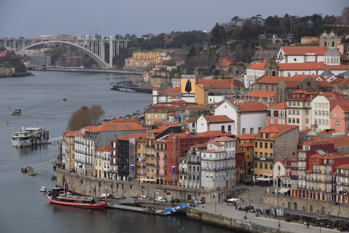 Vista del Puente Don Luis I en Oporto al atardecer