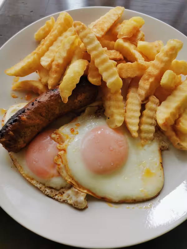 Porzione di Uova con Chorizo e Patatine