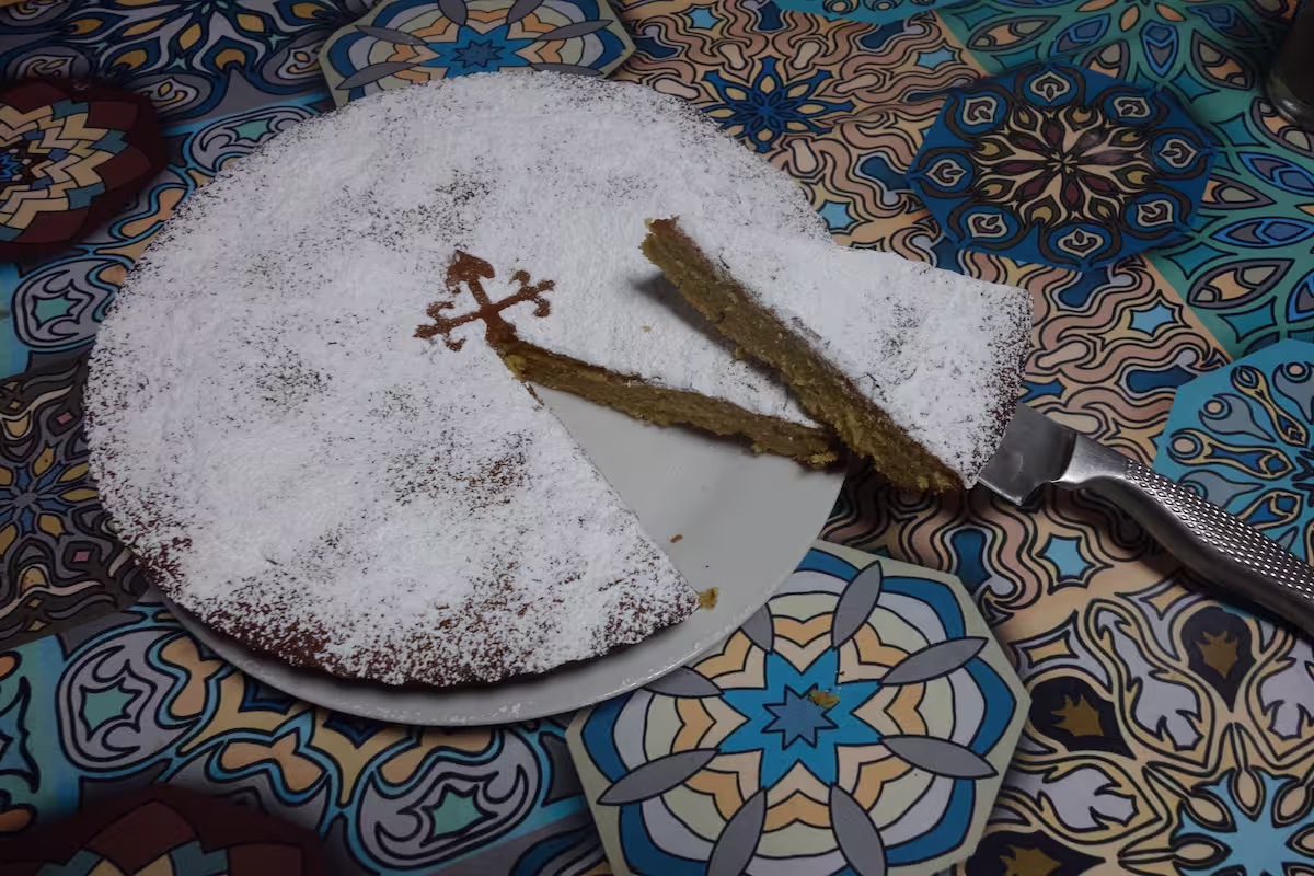 カットしたサンティアゴケーキ、しっとりとしたアーモンドの内部