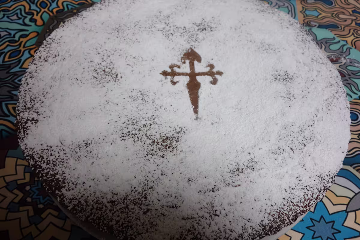 粉砂糖で飾られた使徒の十字架が特徴的な伝統的なサンティアゴケーキ
