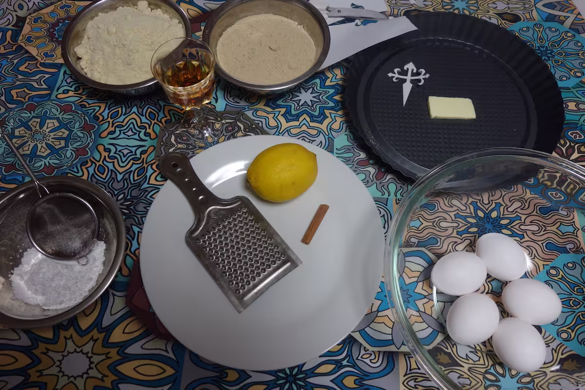 サンティアゴケーキの材料：アーモンドパウダー、卵、砂糖、レモンの皮