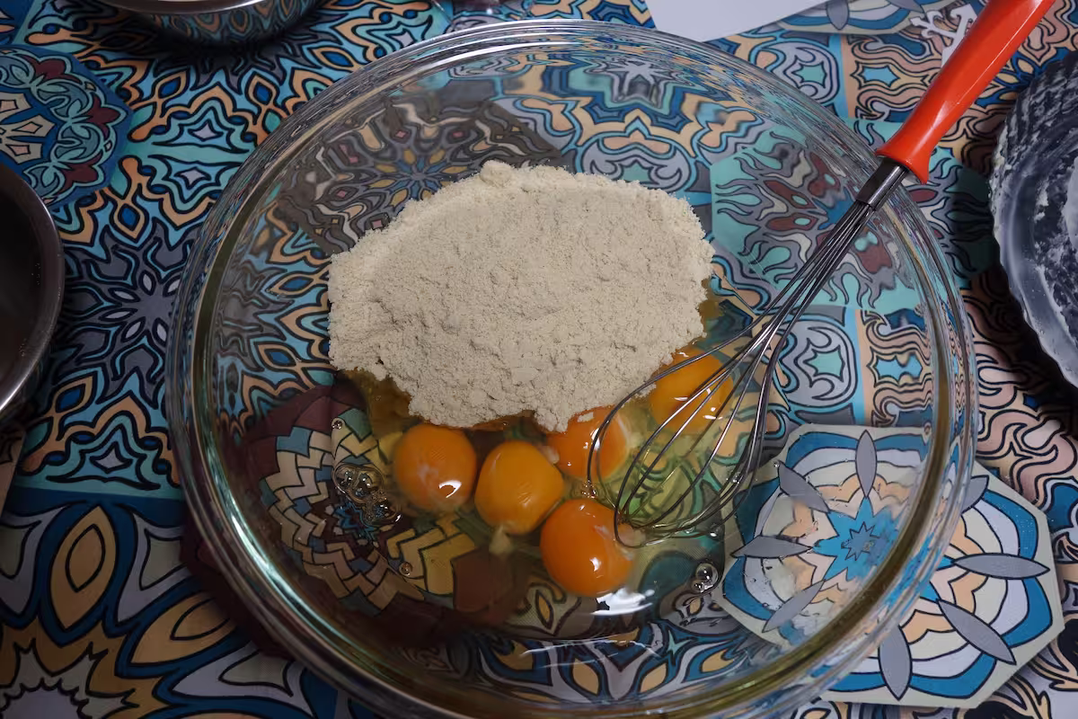 泡立った生地になるまで卵と砂糖を泡立てる