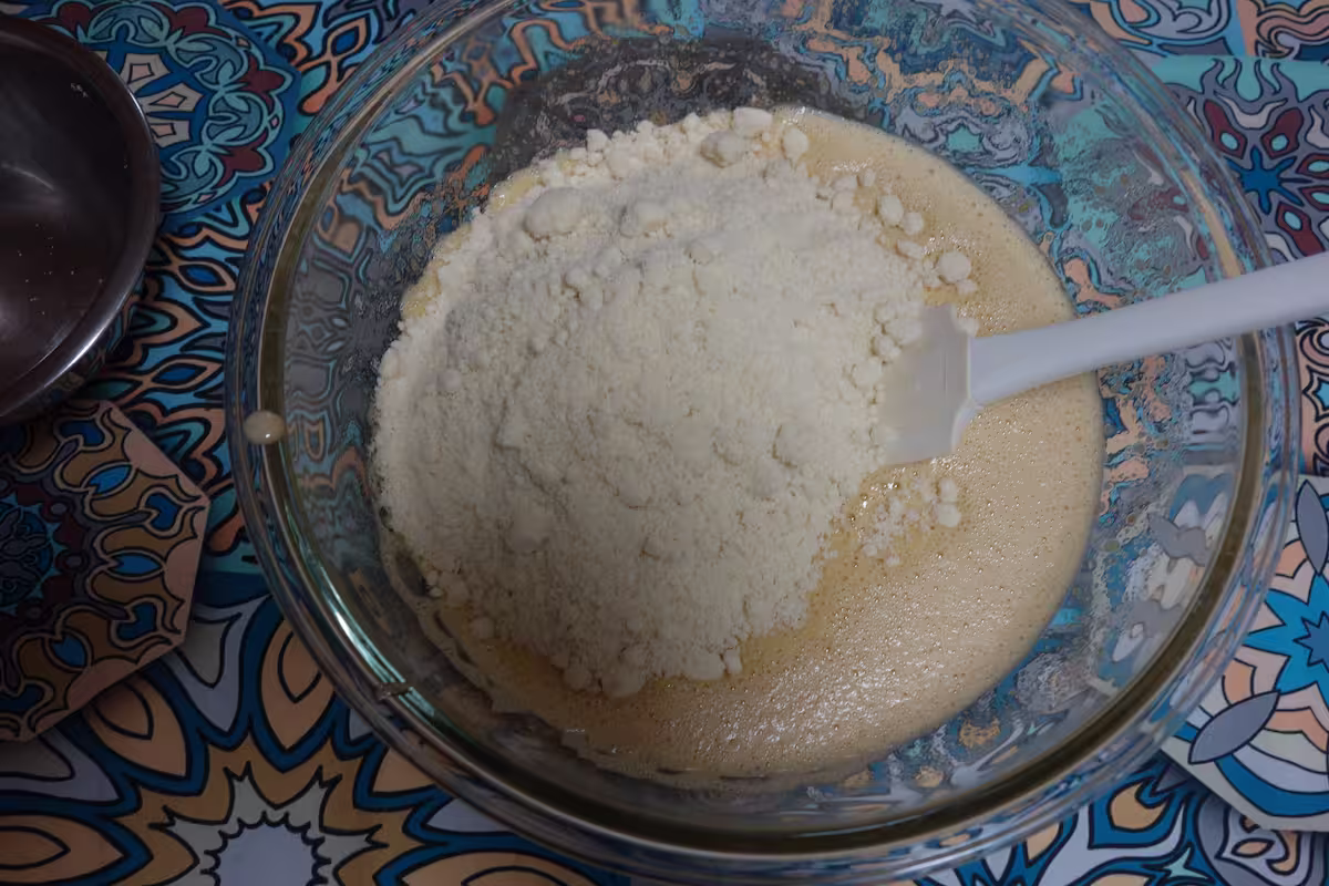 アーモンドパウダーを包み込むように混ぜる