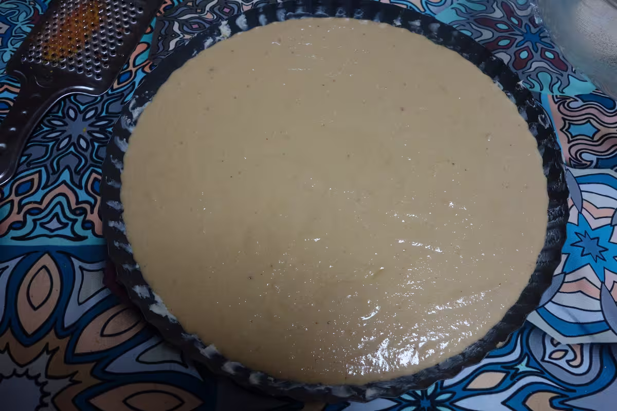 準備した型に生地を流し込む