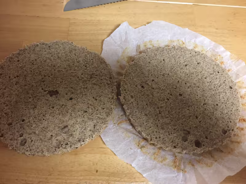 Bizcocho cortado por la mitad sobre la mesa